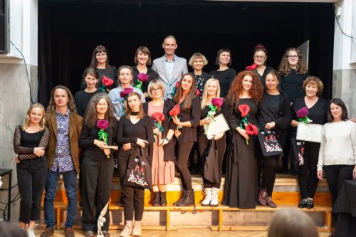 uczestnicy-warsztatow-prowadzacy-oraz-Grazyna-Lenczuk-dyrektor-MDK-w-Jasle